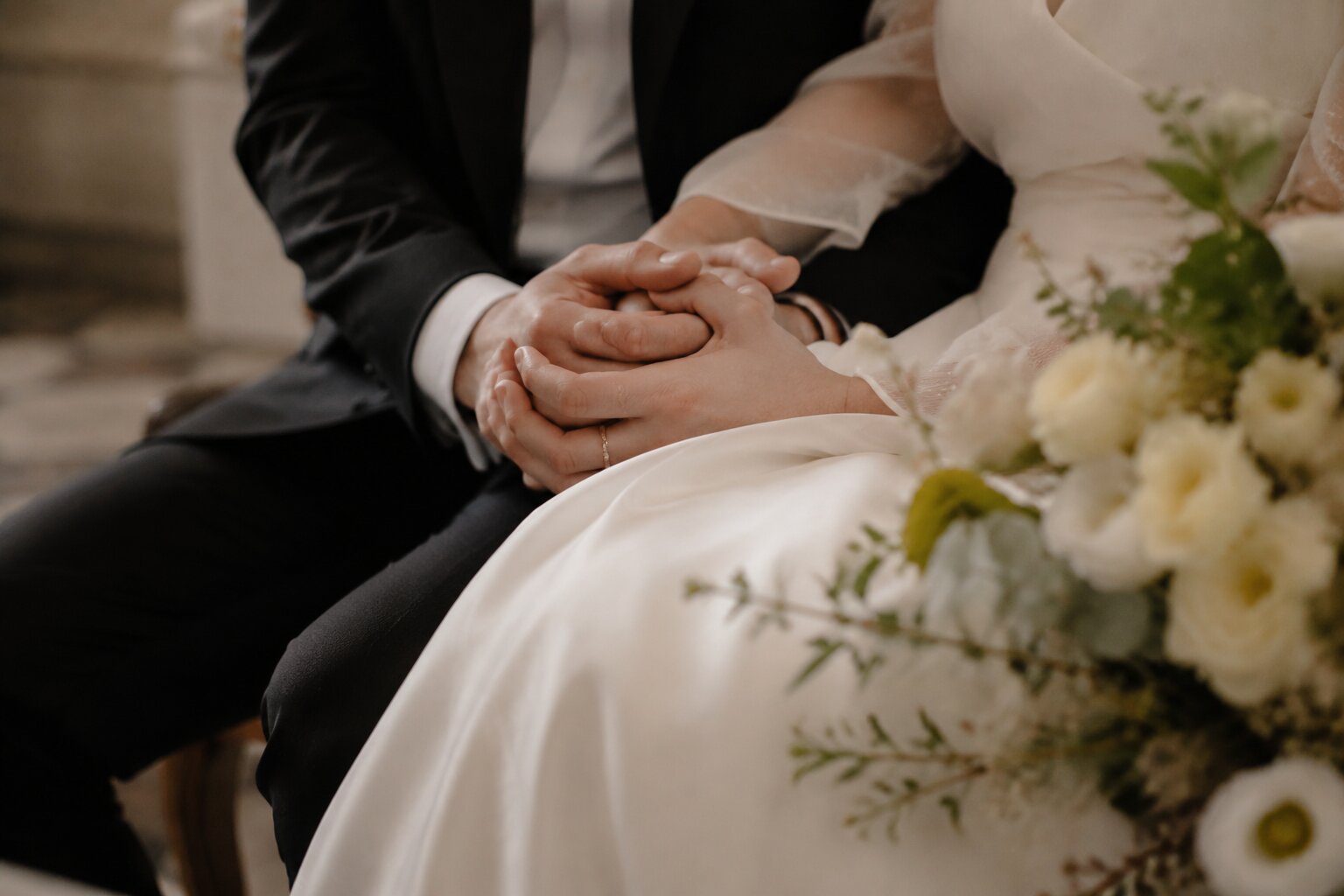 Brautpaar hält sich am Hochzeitstag an den Händen