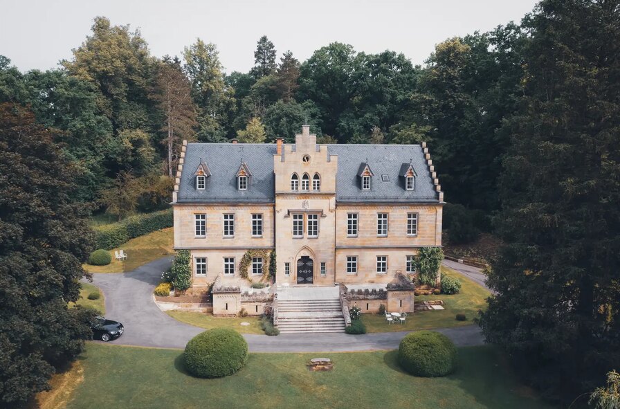 Schloss Ziegelsdorf mit Gutshof aus der Luft