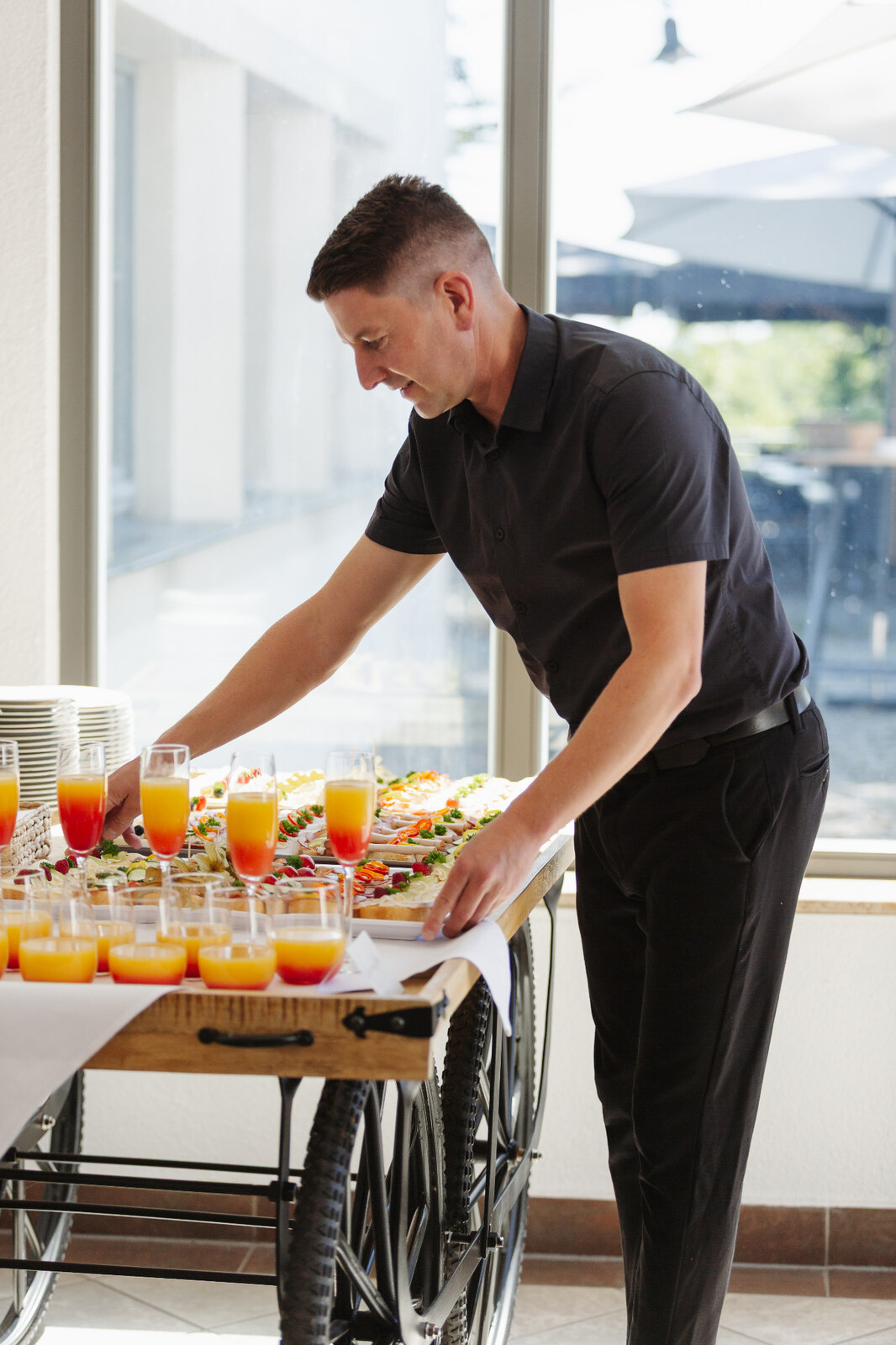 Matthias Maier bereitet persönlich den Aperitifempfang einer Hochzeit vor
