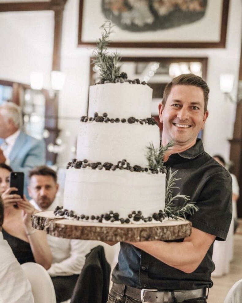 Matthias Maier bringt persönlich die Hochzeitstorte in den Saal